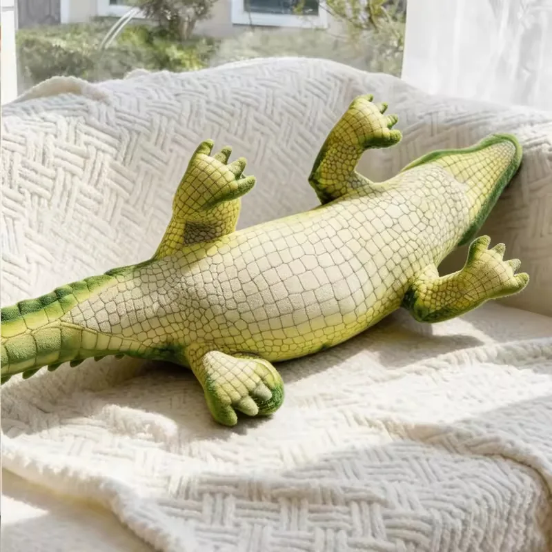 Vista inferior de un peluche realista de cocodrilo que muestra vientre crema suave, cuatro patas y cuerpo largo relleno