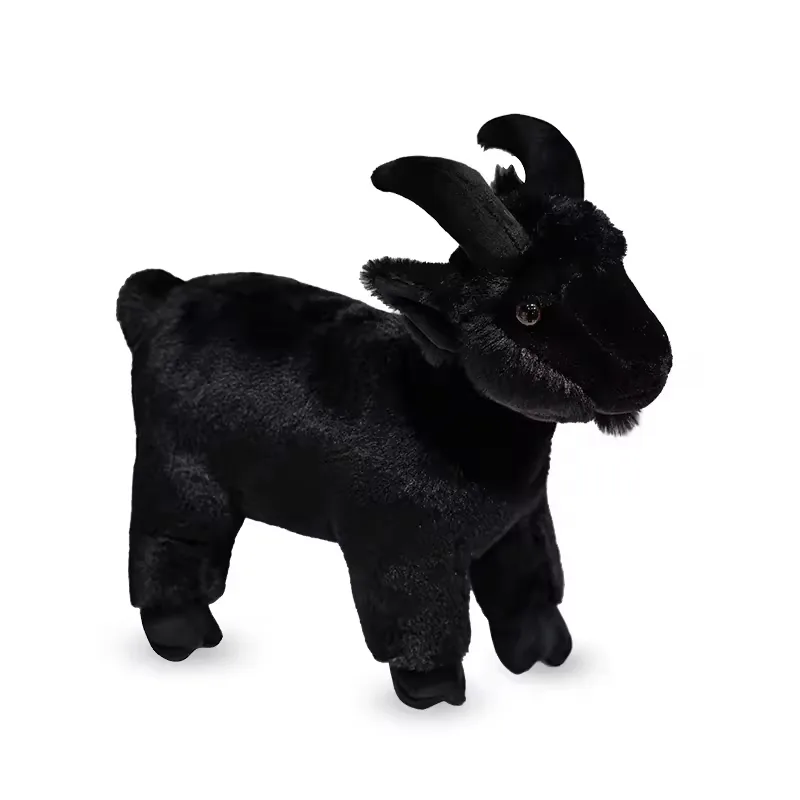 Peluche individual de cabra realista negra sobre fondo blanco con cuernos curvos, barba corta y cuerpo de pie