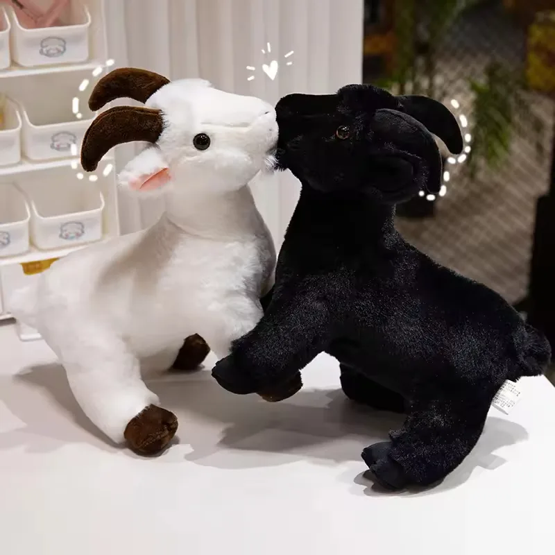 Peluches de cabra realista blanca y negra enfrentados en una pose cercana sobre una mesa