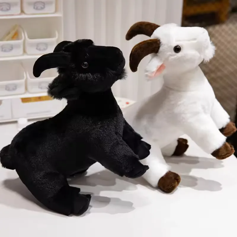 Peluches de cabra realista en blanco y negro colocados uno al lado del otro sobre una mesa con cuernos curvos y patas compactas de pie