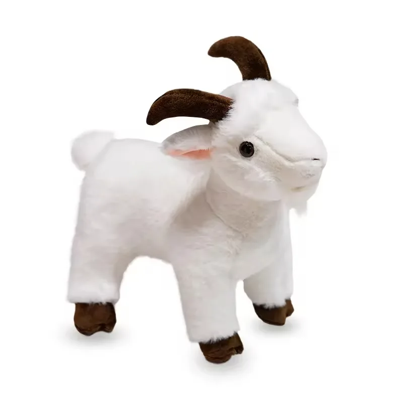 Peluche individual de cabra realista blanca sobre fondo blanco con cuernos curvos marrones y patas compactas de pie