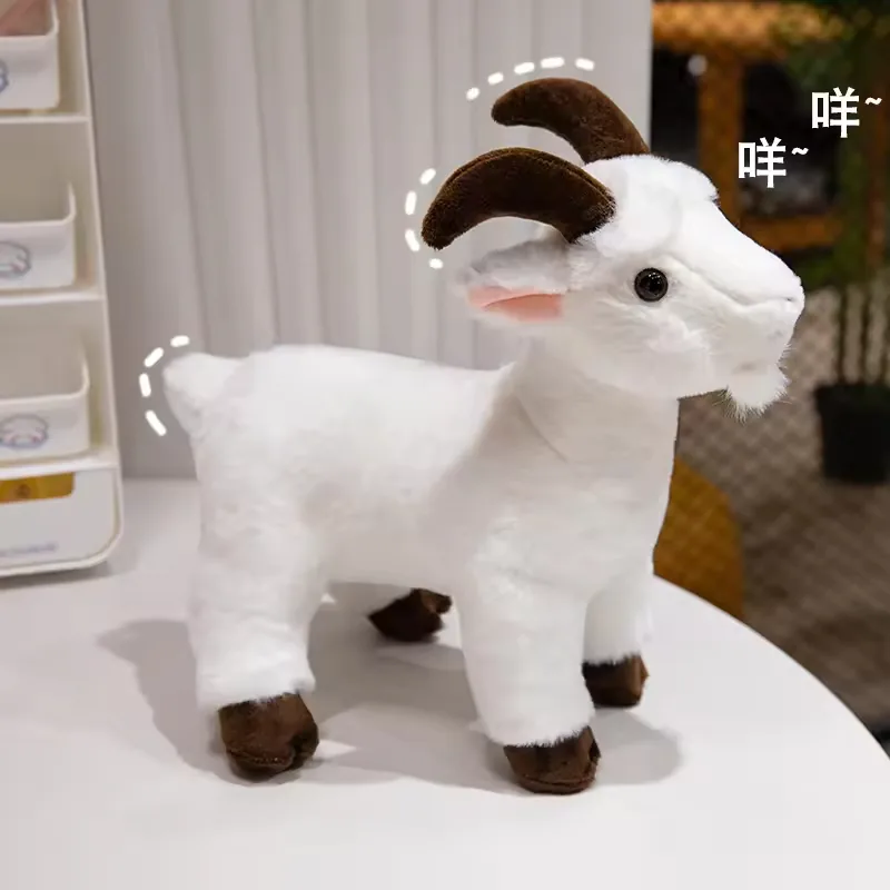 Peluche de cabra realista blanca en perfil lateral de pie con cuernos marrones, pezuñas marrones y textura de felpa corta