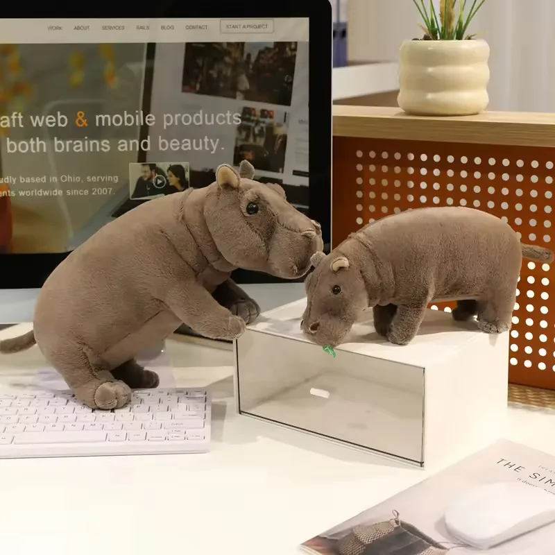 Vista trasera de un stuffed animal de hipopotamo realista con acabado gris liso y proporciones corporales redondeadas