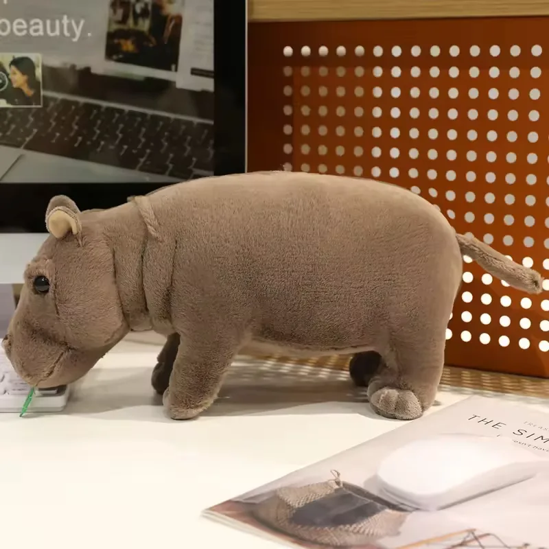 Vista lateral de un peluche de hipopotamo realista con espalda redondeada, patas cortas y perfil sentado apto para estanteria