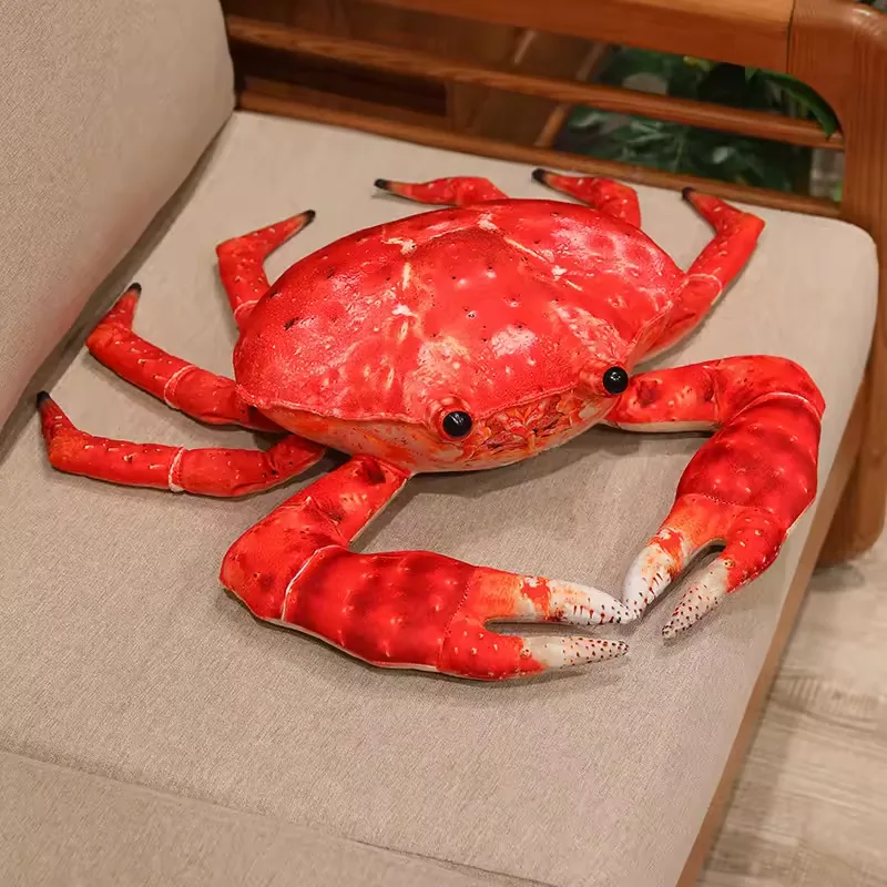Peluche de cangrejo rojo realista colocado sobre un sofa para decoracion y presentacion de regalo