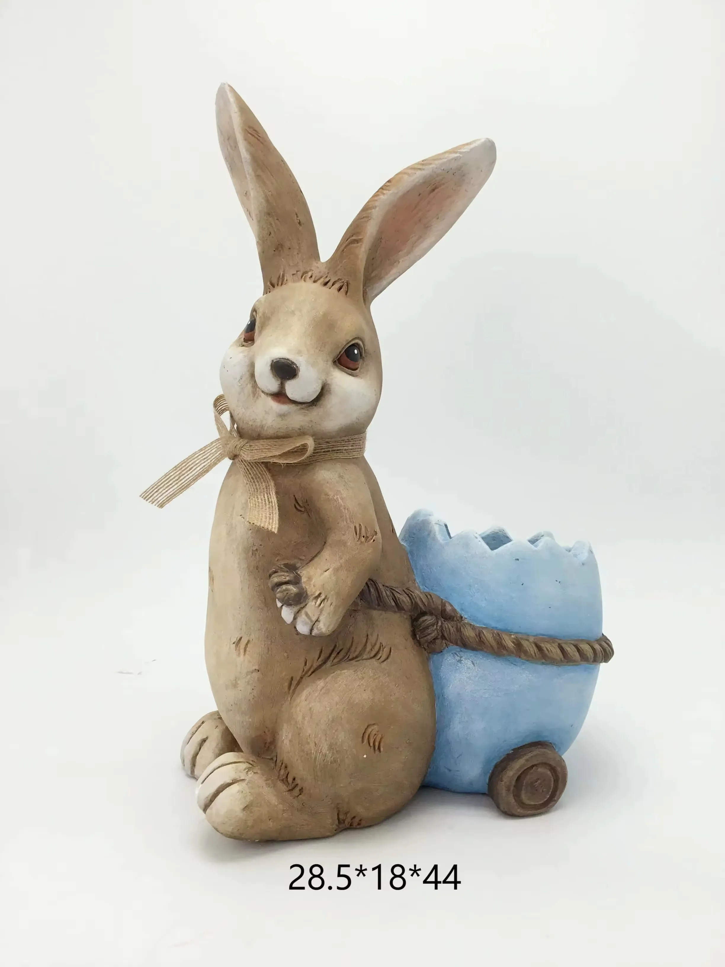 Figura realista de conejo en resina con maceta carrito azul de cascara de huevo agrietada para displays de jardin y floristeria en primavera
