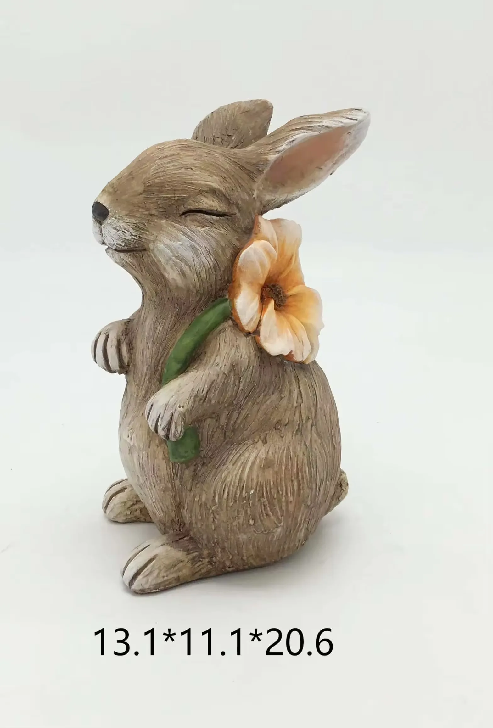 Figura pequena de conejo realista en resina sosteniendo una flor naranja para complemento de checkout y displays de regalo de Pascua