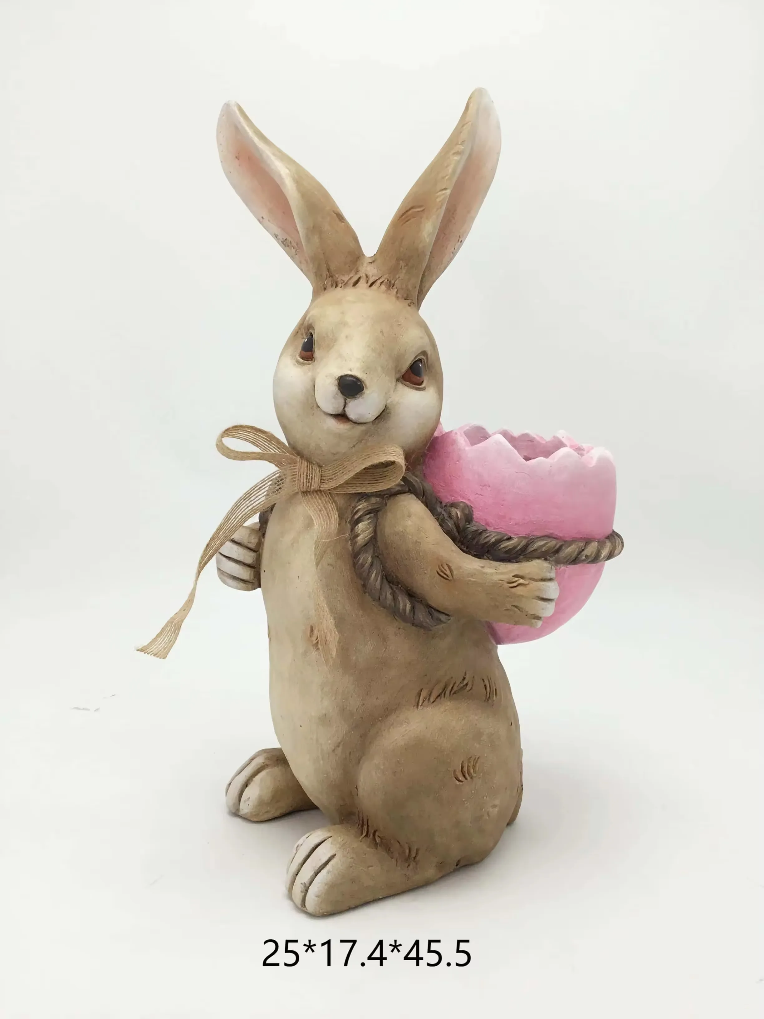 Figura realista de conejo en resina cargando una cesta rosa de cascara de huevo agrietada para regalo primaveral y displays de estanteria