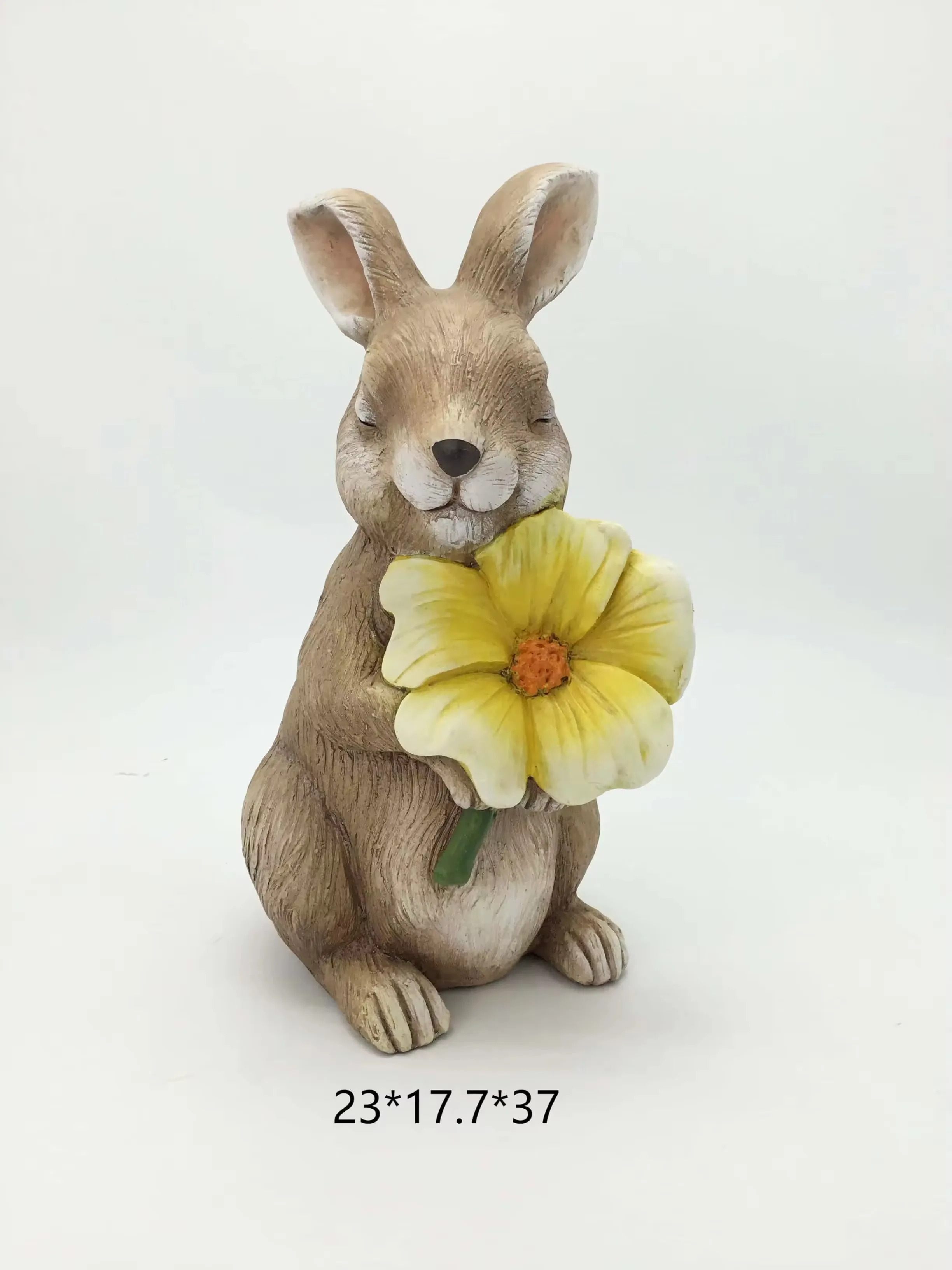 Figura realista de conejo en resina pintada a mano sosteniendo una flor amarilla para regalo de Pascua y decoracion primaveral de tabletop