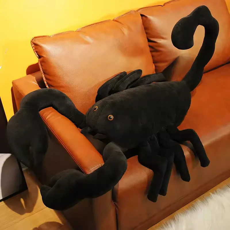 Angulo lifestyle de tres cuartos de un peluche de escorpion realista apoyado sobre el brazo de un sofa