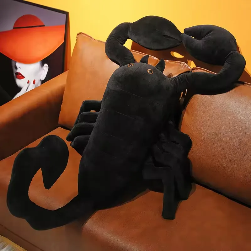 Vista trasera de un peluche negro de escorpion que muestra volumen del cuerpo, segmentos cosidos y apertura de las pinzas