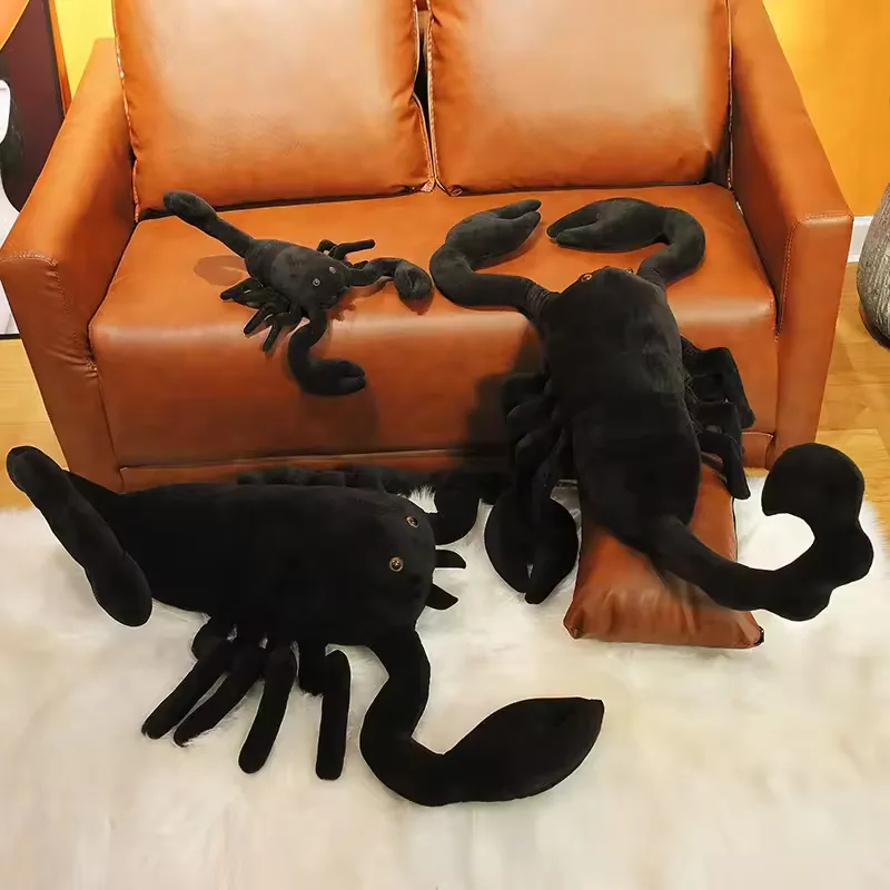 Tres peluches negros de escorpion en tamanos mixtos para planificacion de coleccion y merchandising multi SKU
