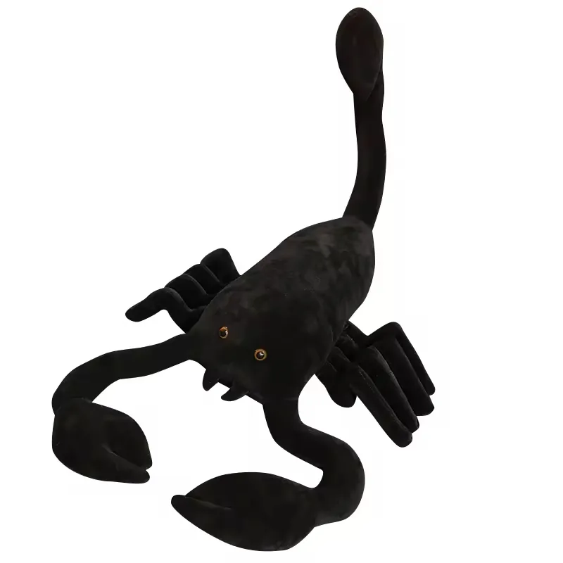 Vista de estudio de un peluche negro de escorpion con pinzas anchas, patas segmentadas y cola curvada sobre fondo blanco