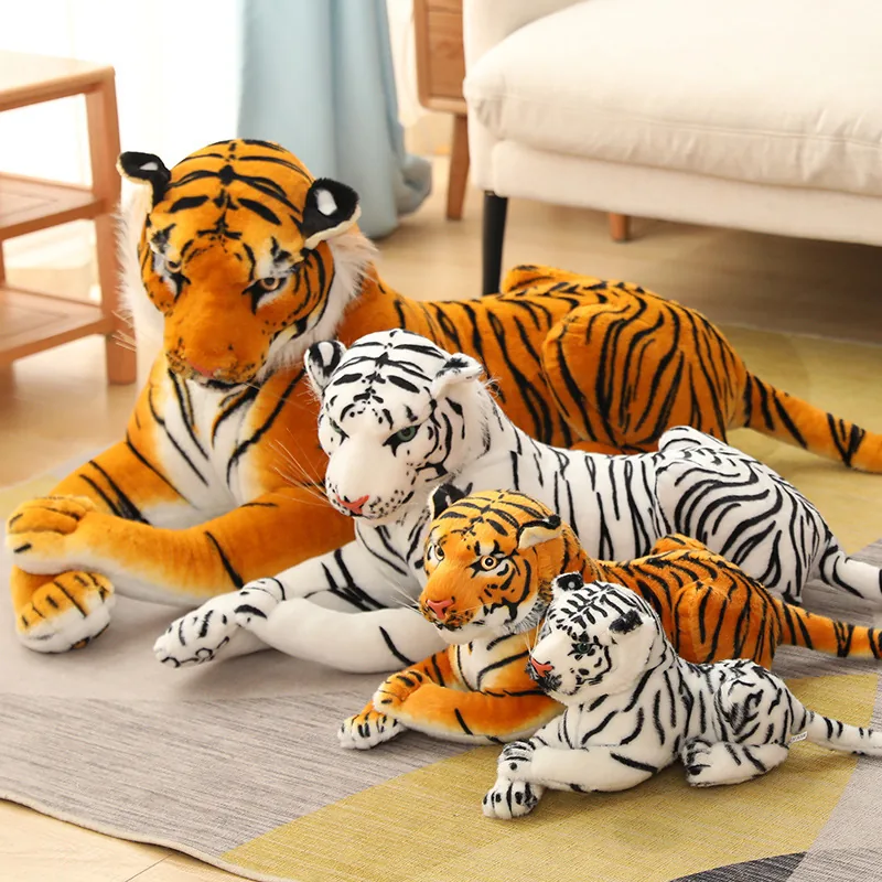 Peluche de tigre dispuesto como articulo de regalo tematico de fauna para presentacion en estanteria