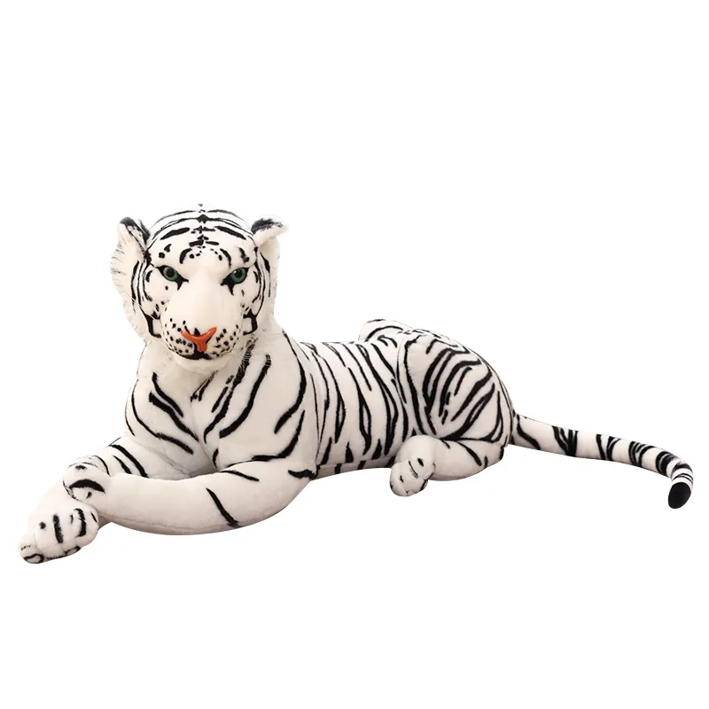 Detalle del peluche de tigre que muestra paneles rayados, textura suave y construccion rellena de las patas