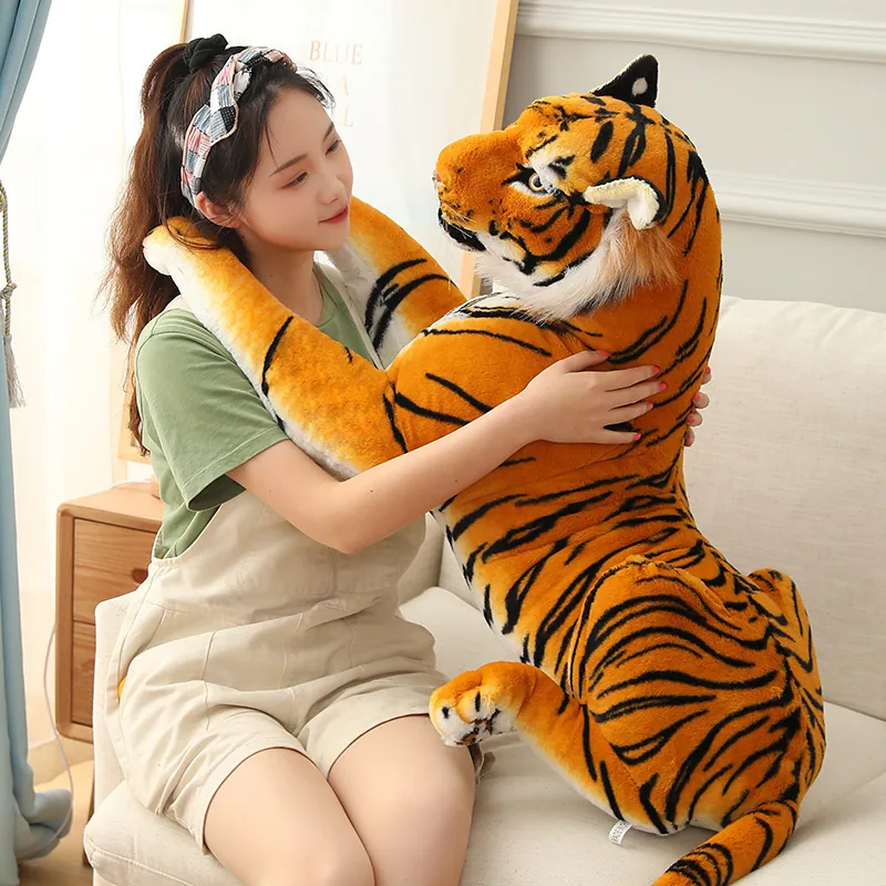 Peluche de tigre mostrado en pose sentada con patas redondeadas y paneles rayados en el cuerpo