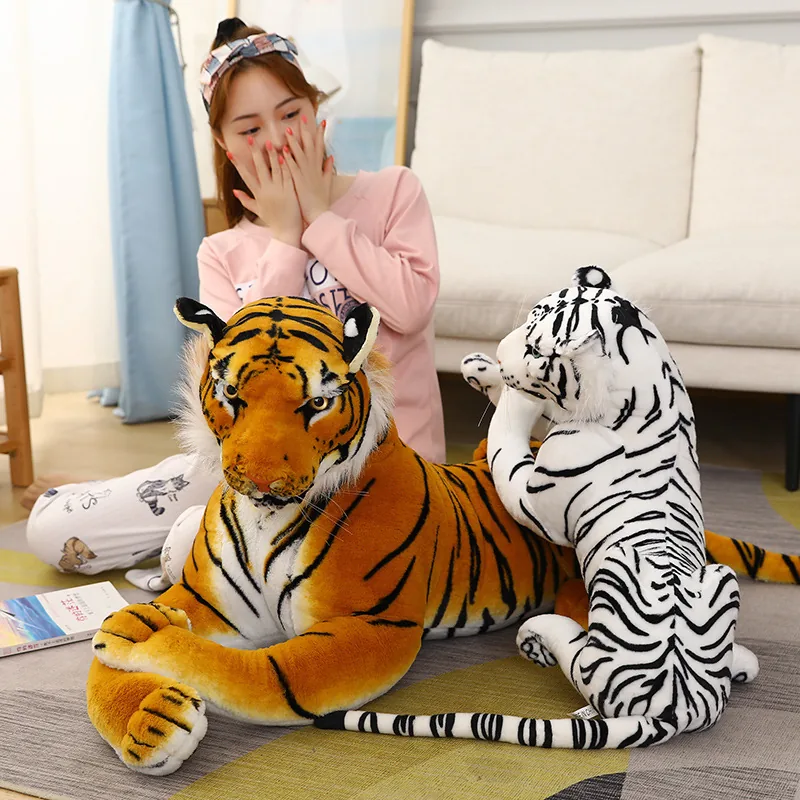 Peluche de tigre con cuerpo suave relleno, cola larga y perfil lateral facil de reconocer