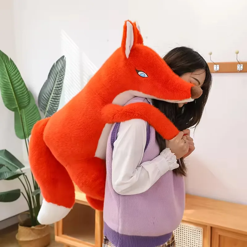 Un peluche grande de zorro rojo apoyado sobre el hombro de una persona para demostrar la longitud exagerada del cuerpo y la flexibilidad suave