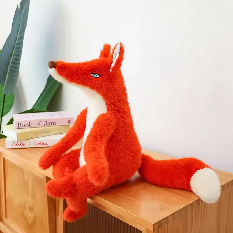 Peluche de zorro rojo sentado sobre un mueble de madera con patas largas, panel blanco en el vientre y cola con punta blanca