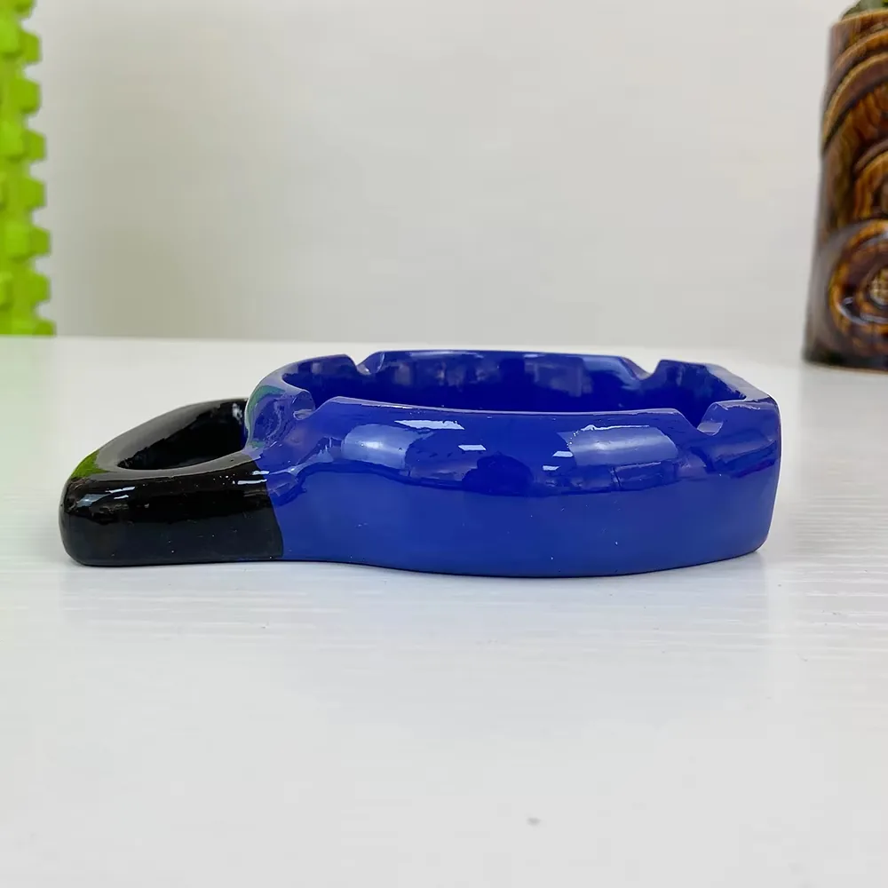 Cenicero de resina con diseño de barra deportiva mostrado en una vista compacta de exhibición de escritorio