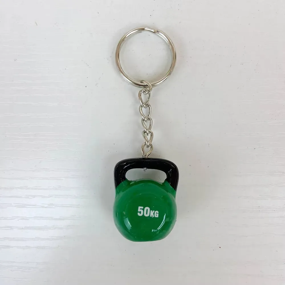 Vista frontal de un llavero de resina con kettlebell verde de 50KG, anilla metalica y cadena