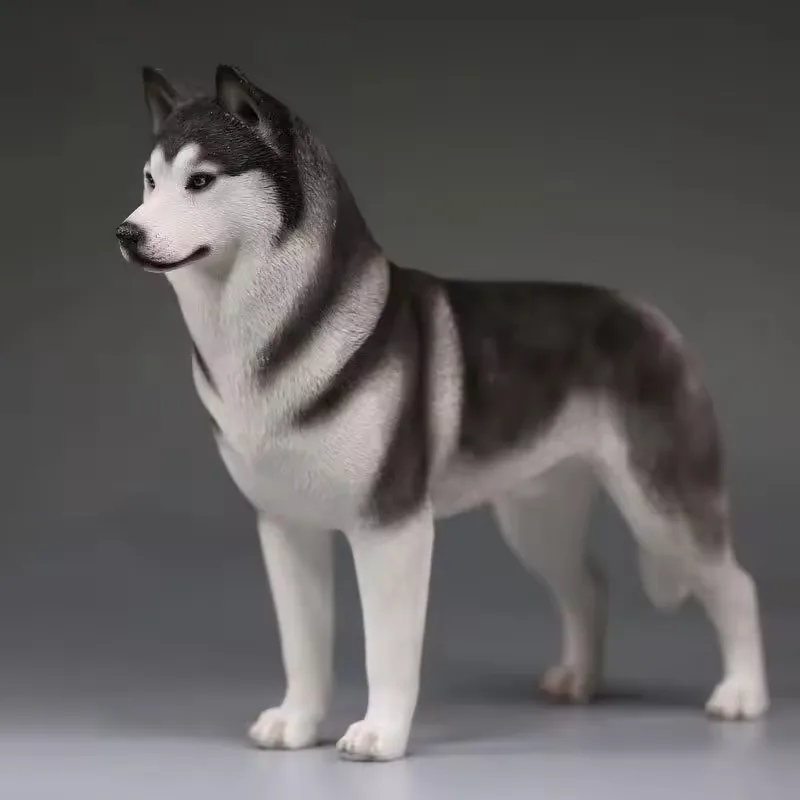 Estatua de perro Shiba Inu en resina en negro y crema de pie de perfil con pelaje texturizado y orejas alertas