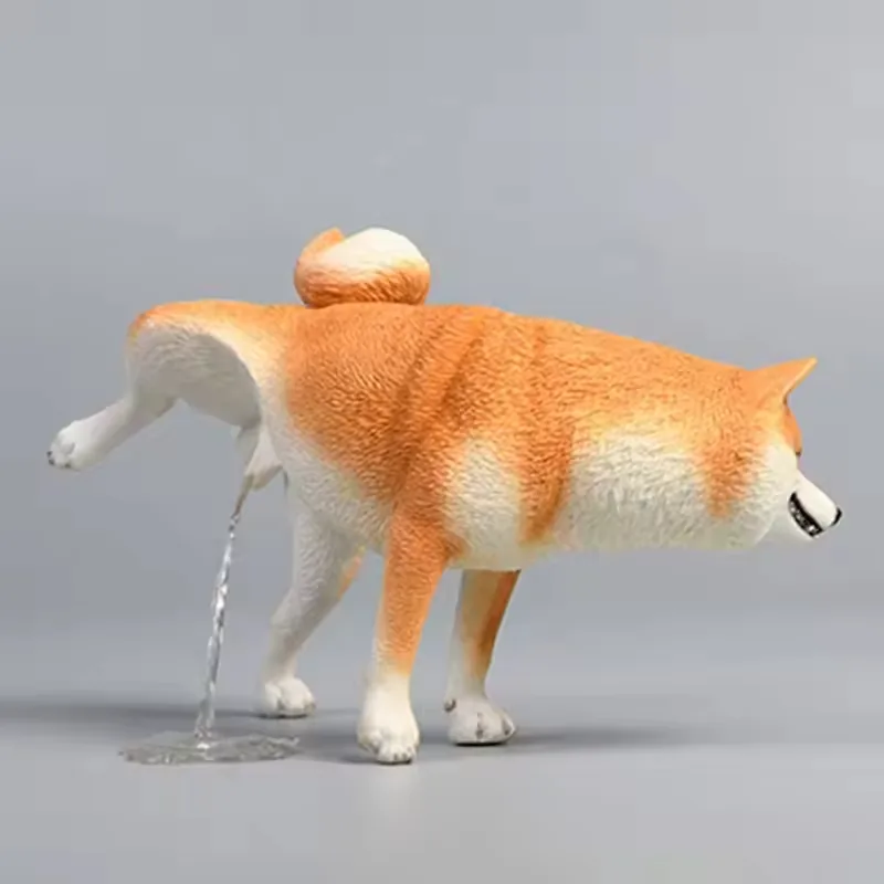 Vista lateral de una estatua novelty de Shiba Inu en resina color canela con cola rizada y pose humoristica con pata levantada