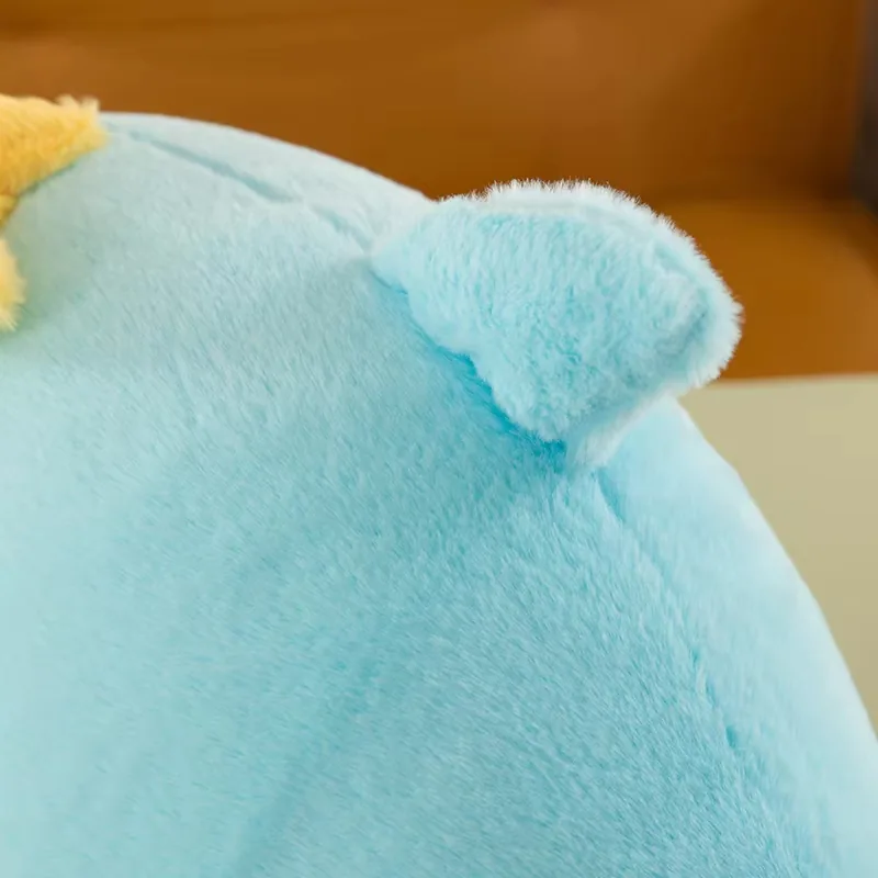 Vista superior lateral del detalle de la aleta dorsal del cojín de peluche de delfín azul