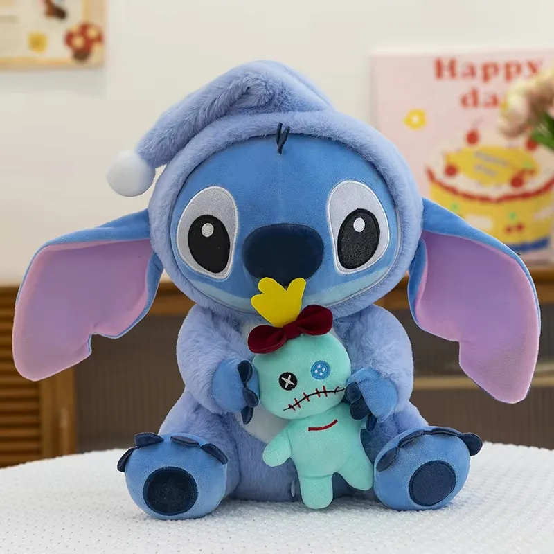 Muñeco de peluche Stitch con capucha azul sosteniendo un accesorio Scrump menta con un pequeño lazo rojo