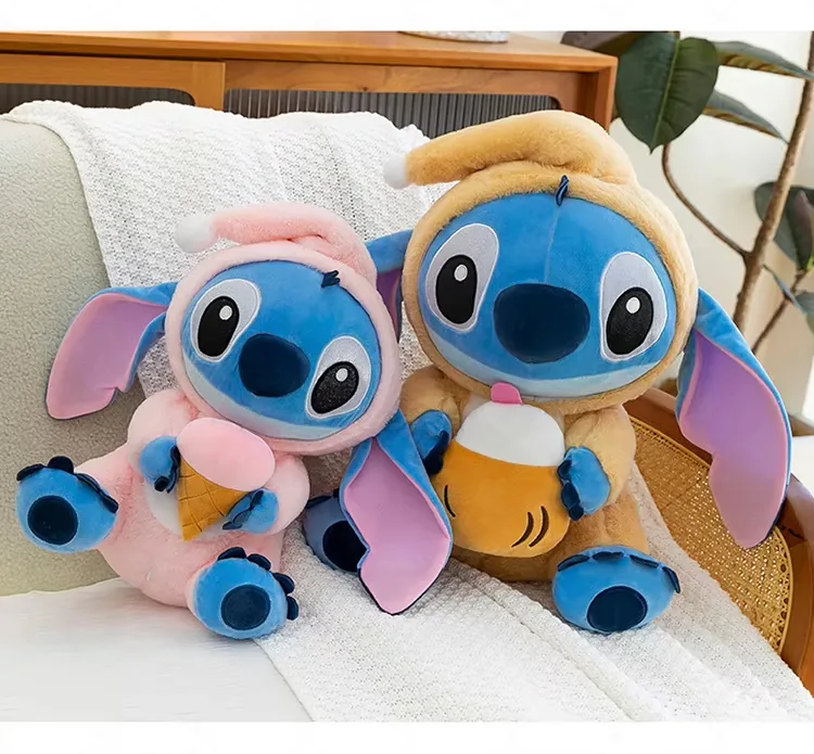 Muñecos de peluche Stitch con capucha rosa y marrón mostrados juntos para comparar accesorios de postre y colores de capucha