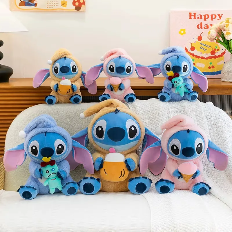Varios muñecos de peluche Stitch con capucha mostrados juntos como una familia de tamaños en tonos pastel y varias variantes de disfraz
