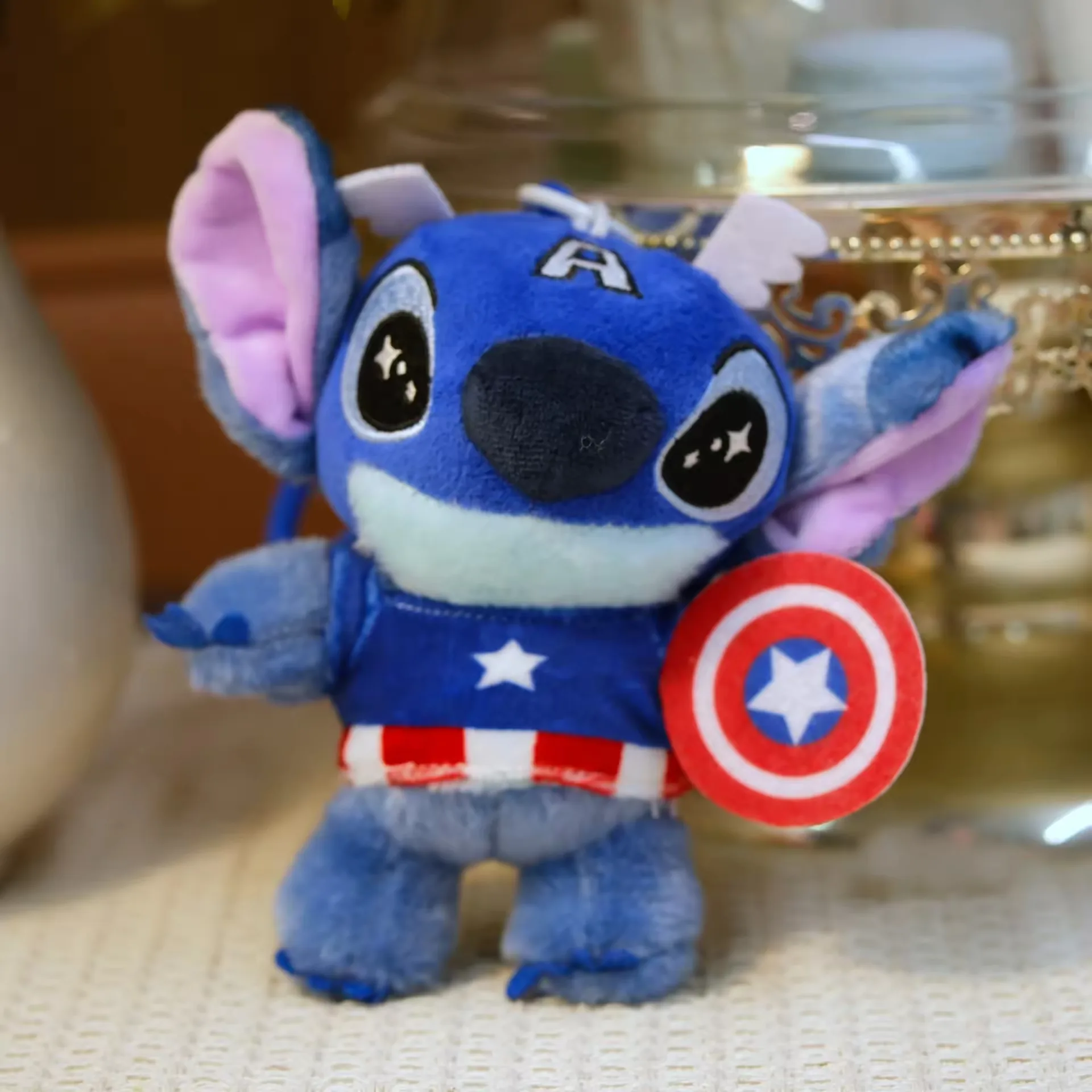 Llavero de peluche Stitch estilo Captain con escudo y detalles de traje azul