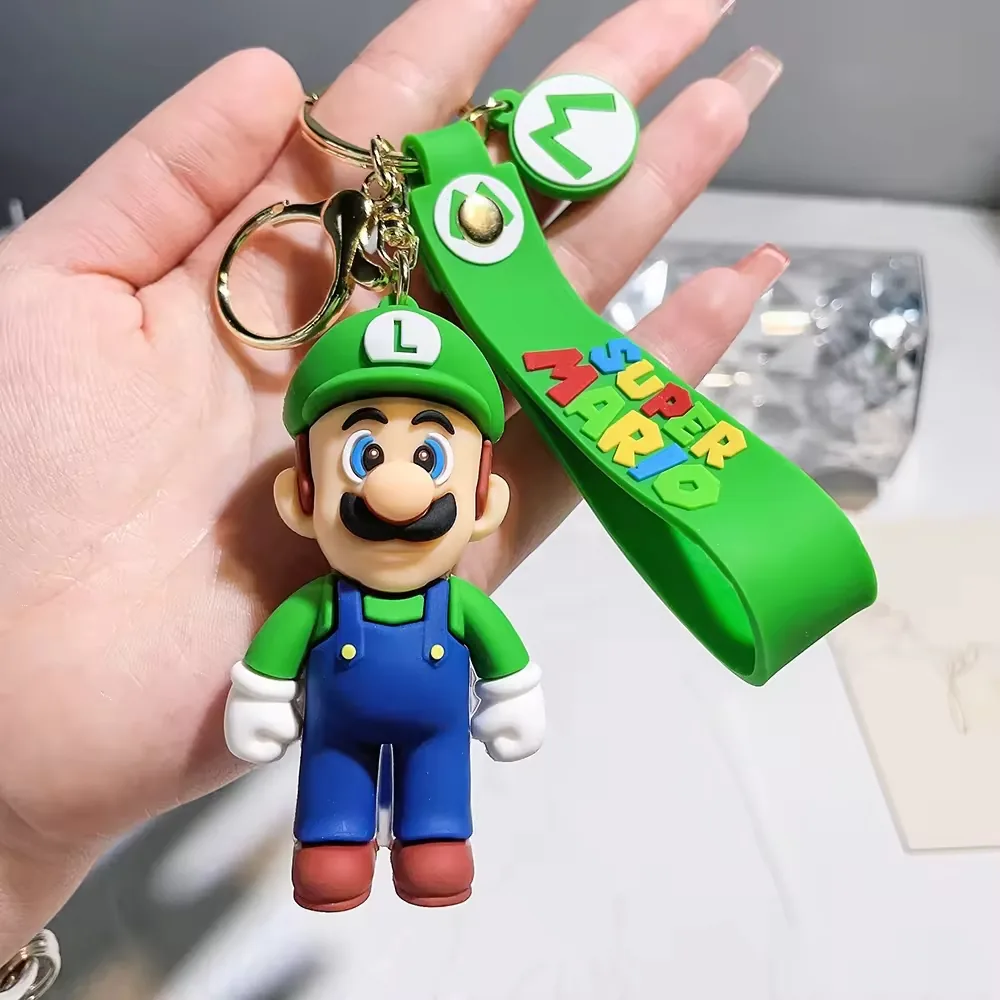 Llavero PVC de Super Mario Bros con estilo de fontanero verde, detalle de gorra moldeada y aro metalico