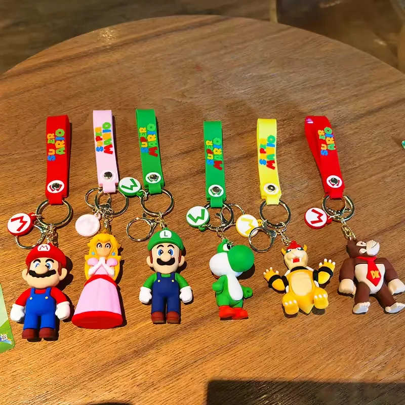 Llaveros promocionales de Super Mario Bros mostrados como display mult SKU con formatos compactos listos para colgar