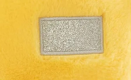 Primer plano del panel de barriga frontal del peluche amarillo Teletubbies
