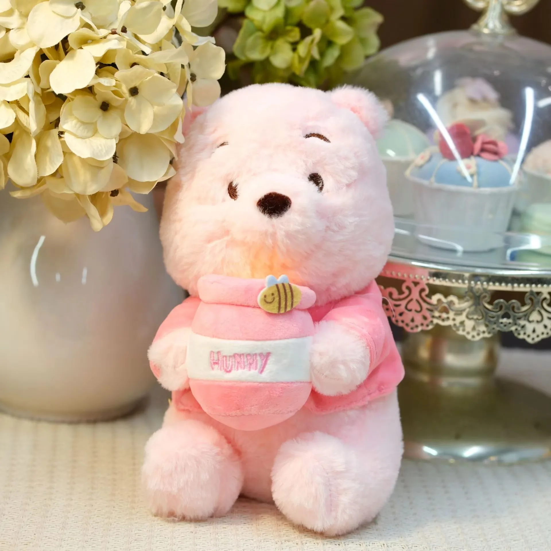 Muñeco de peluche osito con tarro de miel rosa sosteniendo un tarro rosa a juego para merchandising de regalo dulce